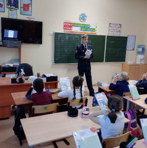 Урок литературного чтения в школе провёл писатель